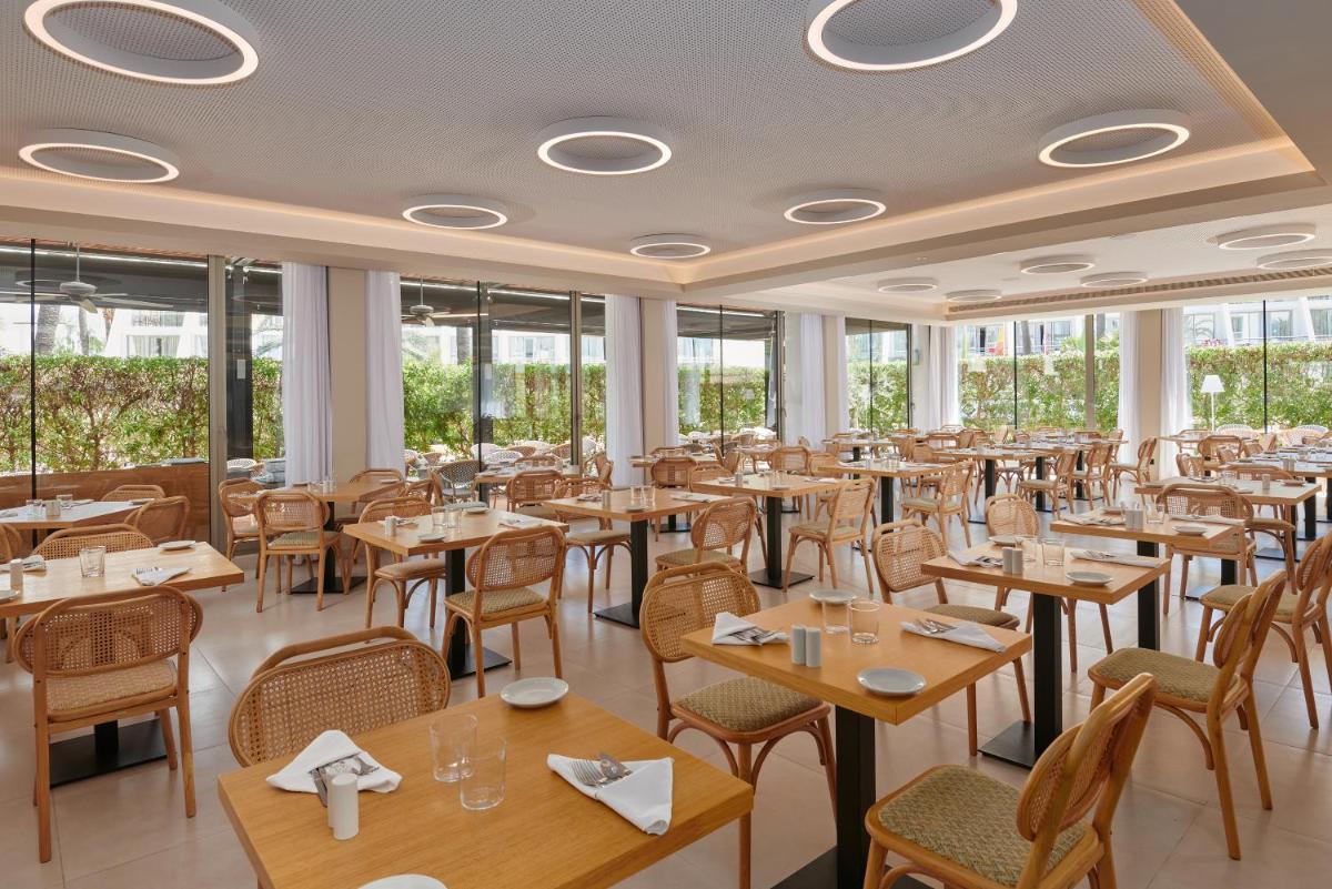 Un restaurante o sitio para comer en Protur Sa Coma Playa Hotel & Spa