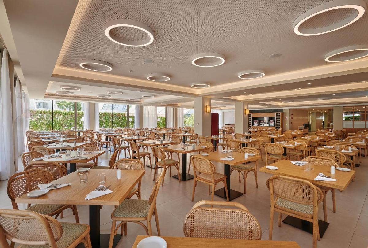Un restaurante o sitio para comer en Protur Sa Coma Playa Hotel & Spa