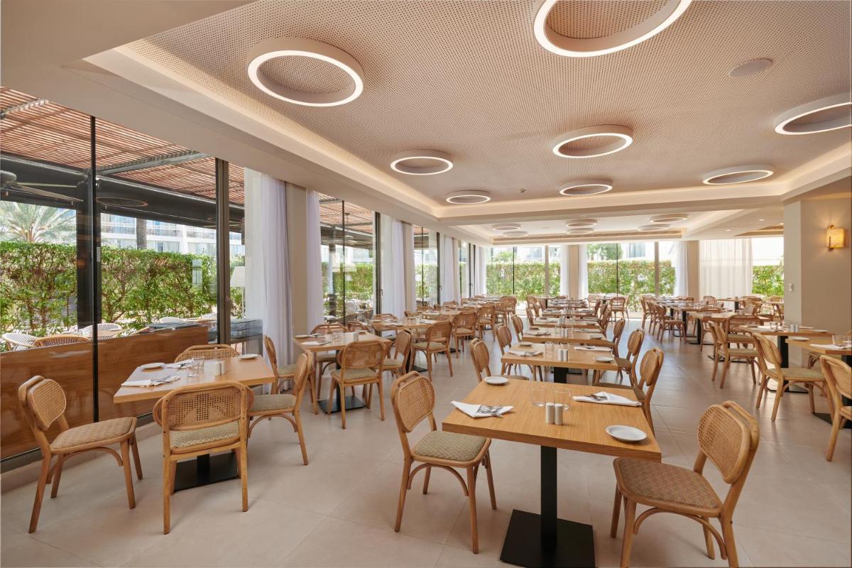 Un restaurante o sitio para comer en Protur Sa Coma Playa Hotel & Spa