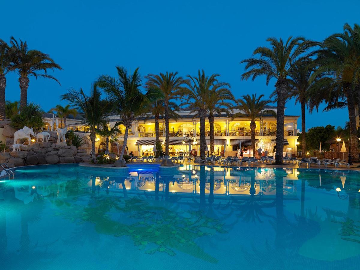 Una vista del complejo por la noche en Gran Oasis Resort, en Playa de las Américas