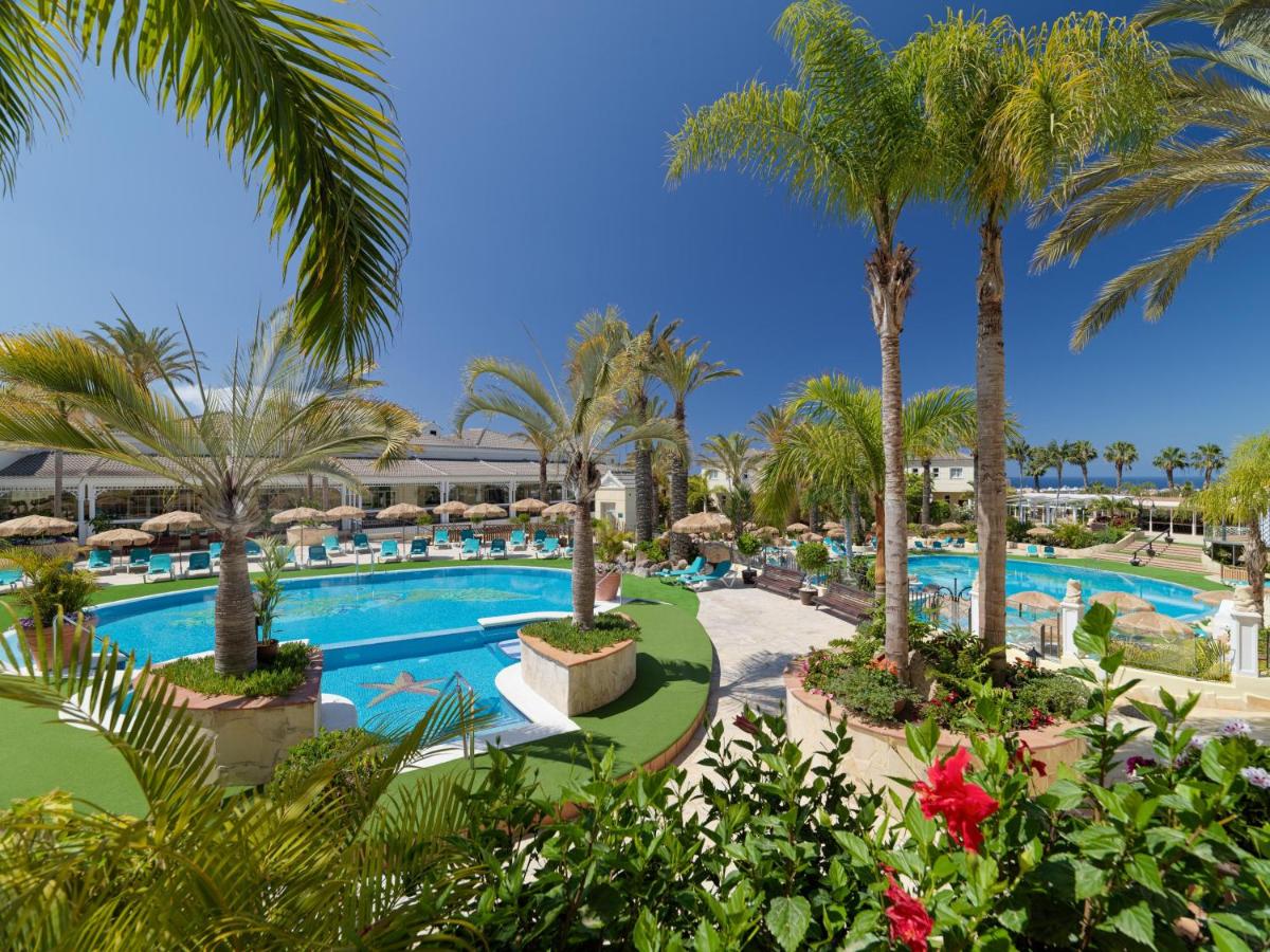 una vista de la piscina del resort en Gran Oasis Resort, en Playa de las Américas