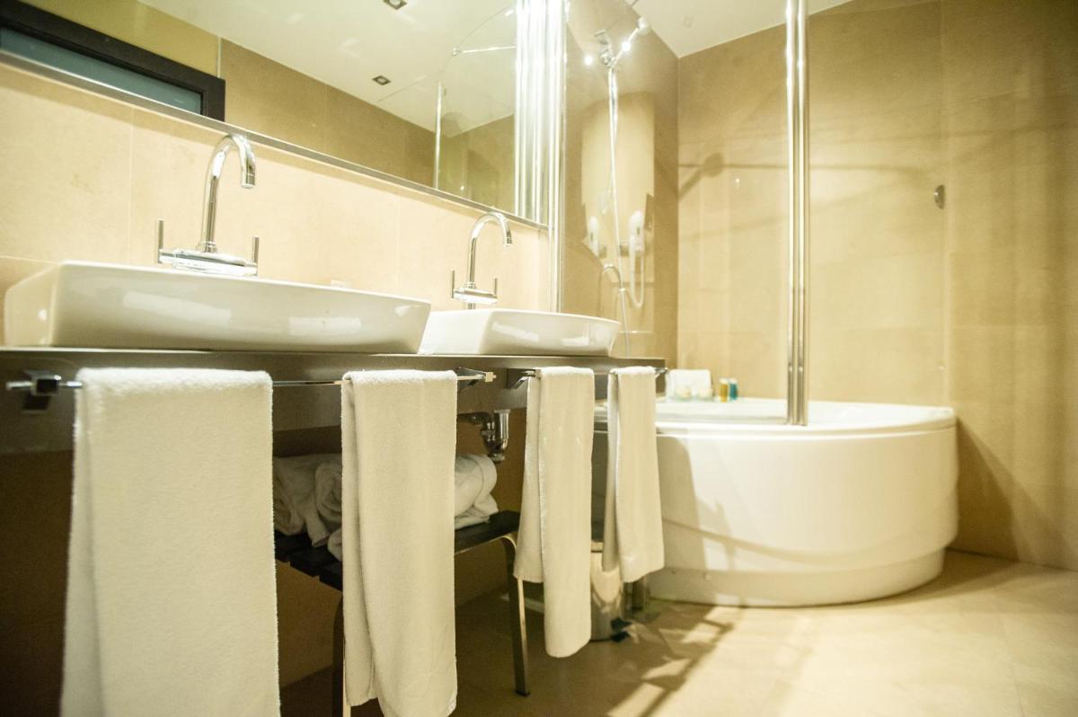 Un baño de AZZ Asturias LangreHotel & Spa