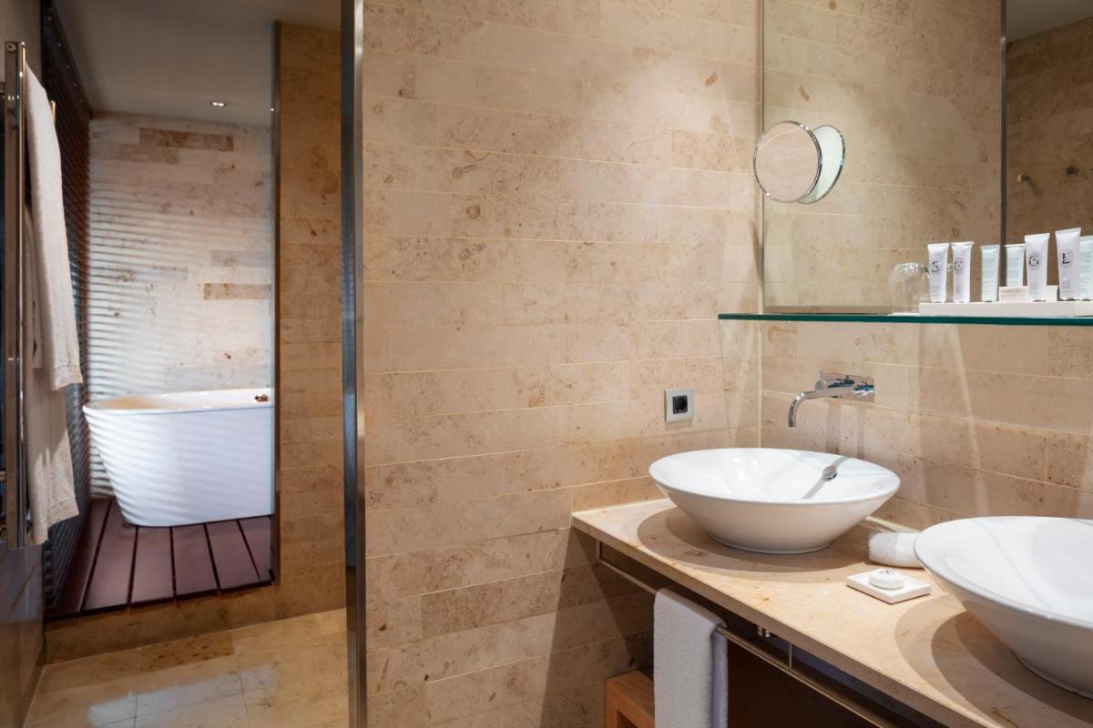 Un baño de The Artist Grand Hotel of Art