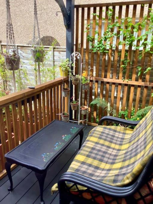 The Snug in Cheltenham, Leckhampton - A Cosy & Unique Space - Housity