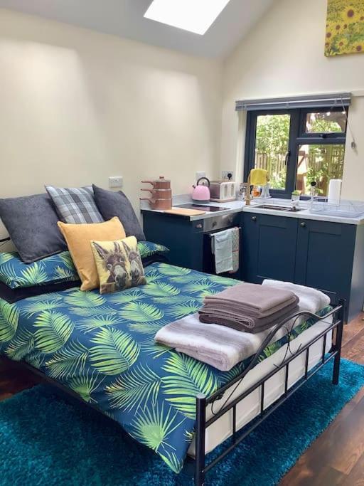 The Snug in Cheltenham, Leckhampton - A Cosy & Unique Space - Housity