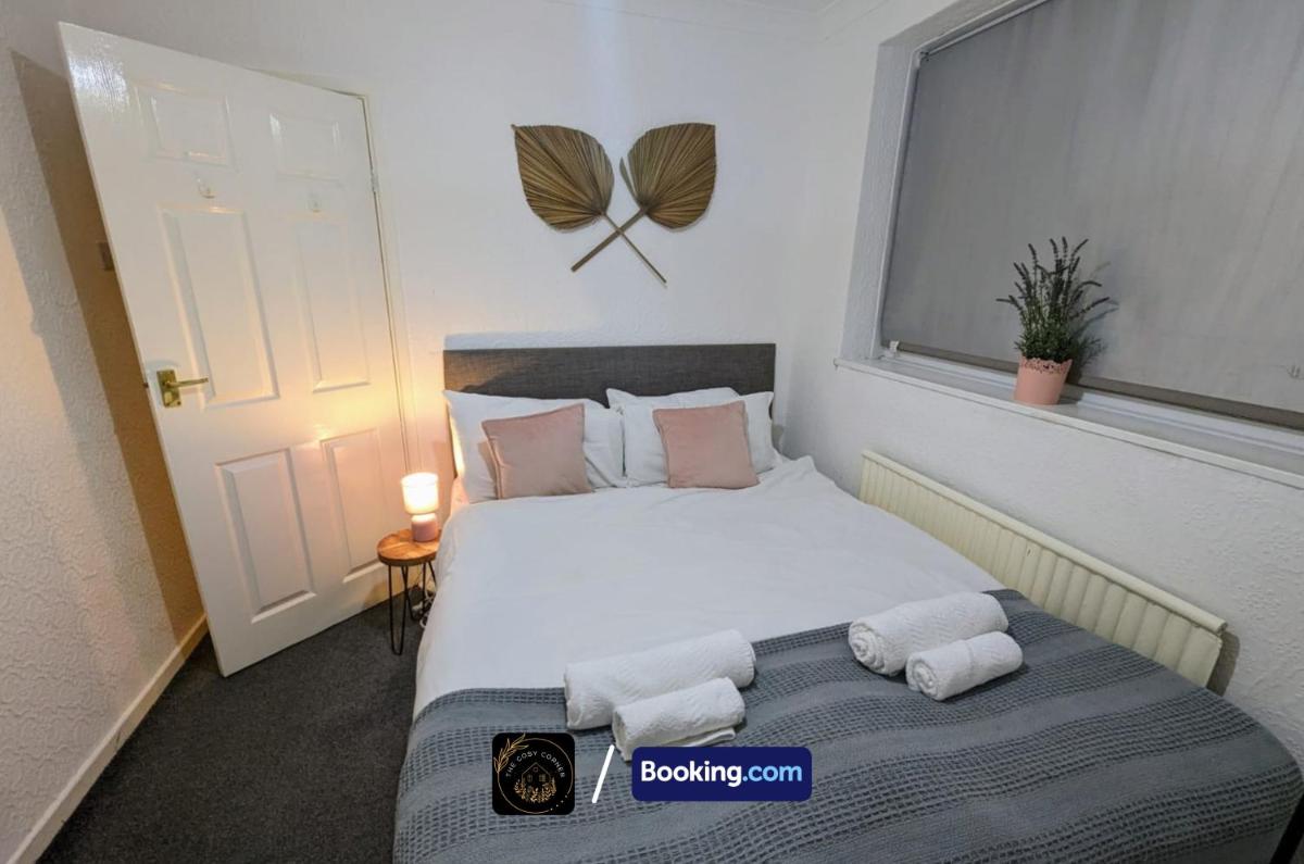 3 Bedroom House By The Cosy Corner Short Lets & Serviced Accommodation Greater Manchester With Free Parking, Free Wifi, Private Grden & Hospital - Housity