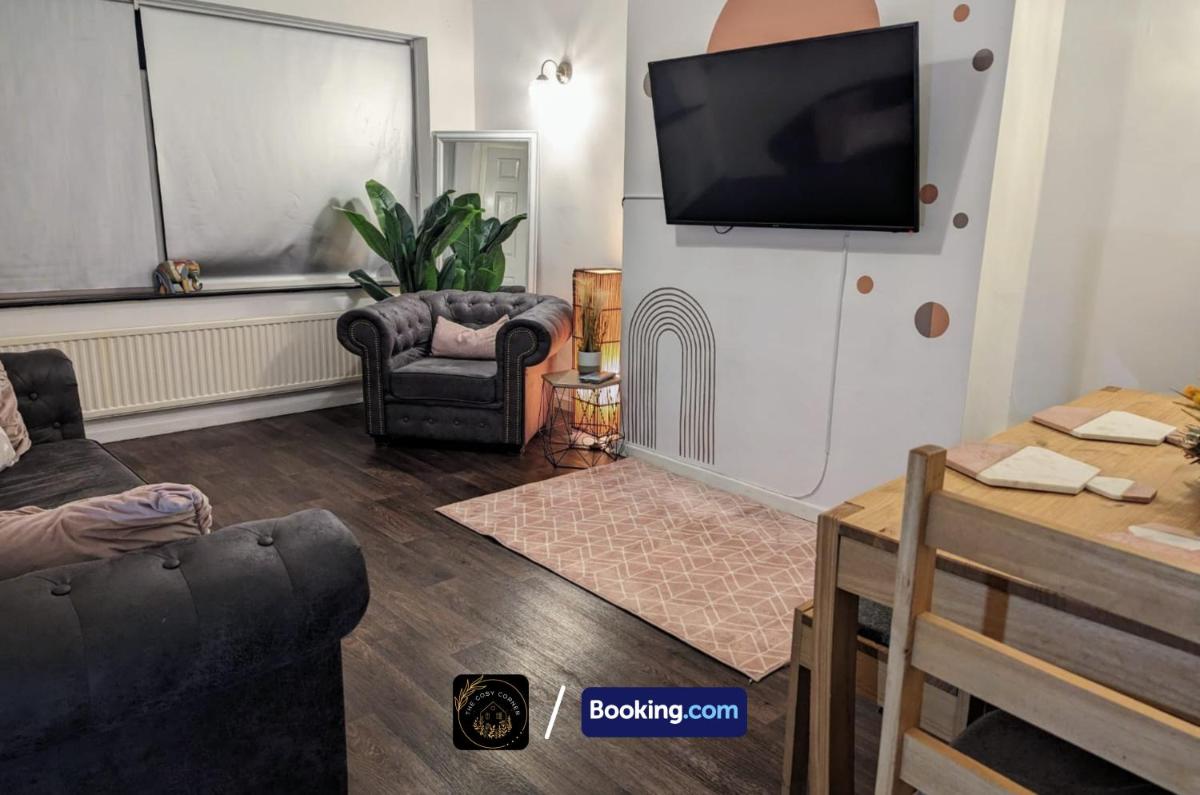 3 Bedroom House By The Cosy Corner Short Lets & Serviced Accommodation Greater Manchester With Free Parking, Free Wifi, Private Grden & Hospital - Housity