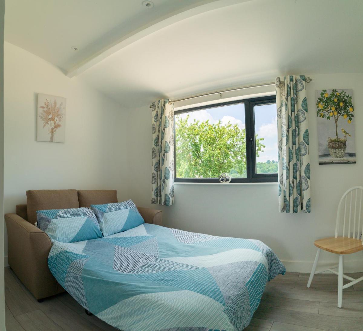 Stunning modern apartment in the Cotswolds sleeps six - Housity