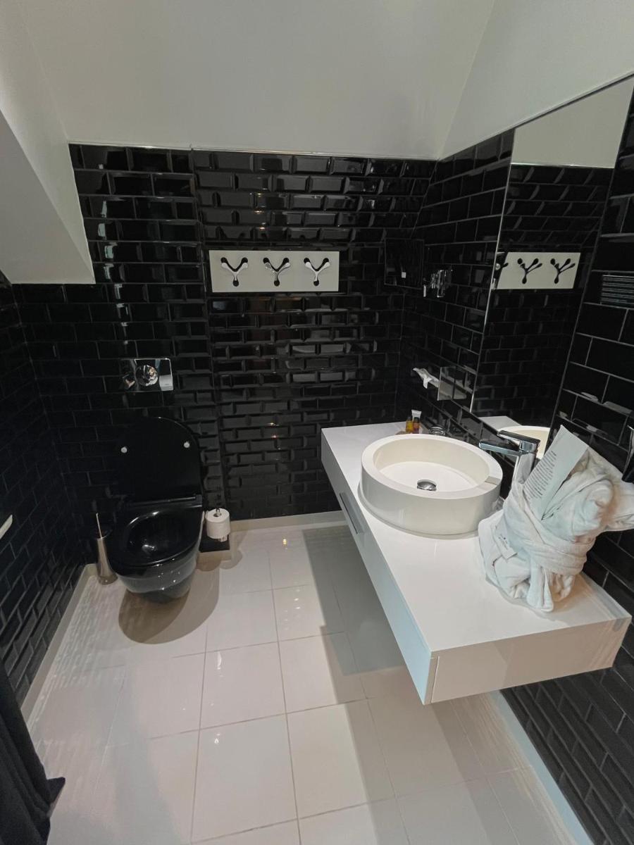 Salle de bains dans l'établissement Art Hotel