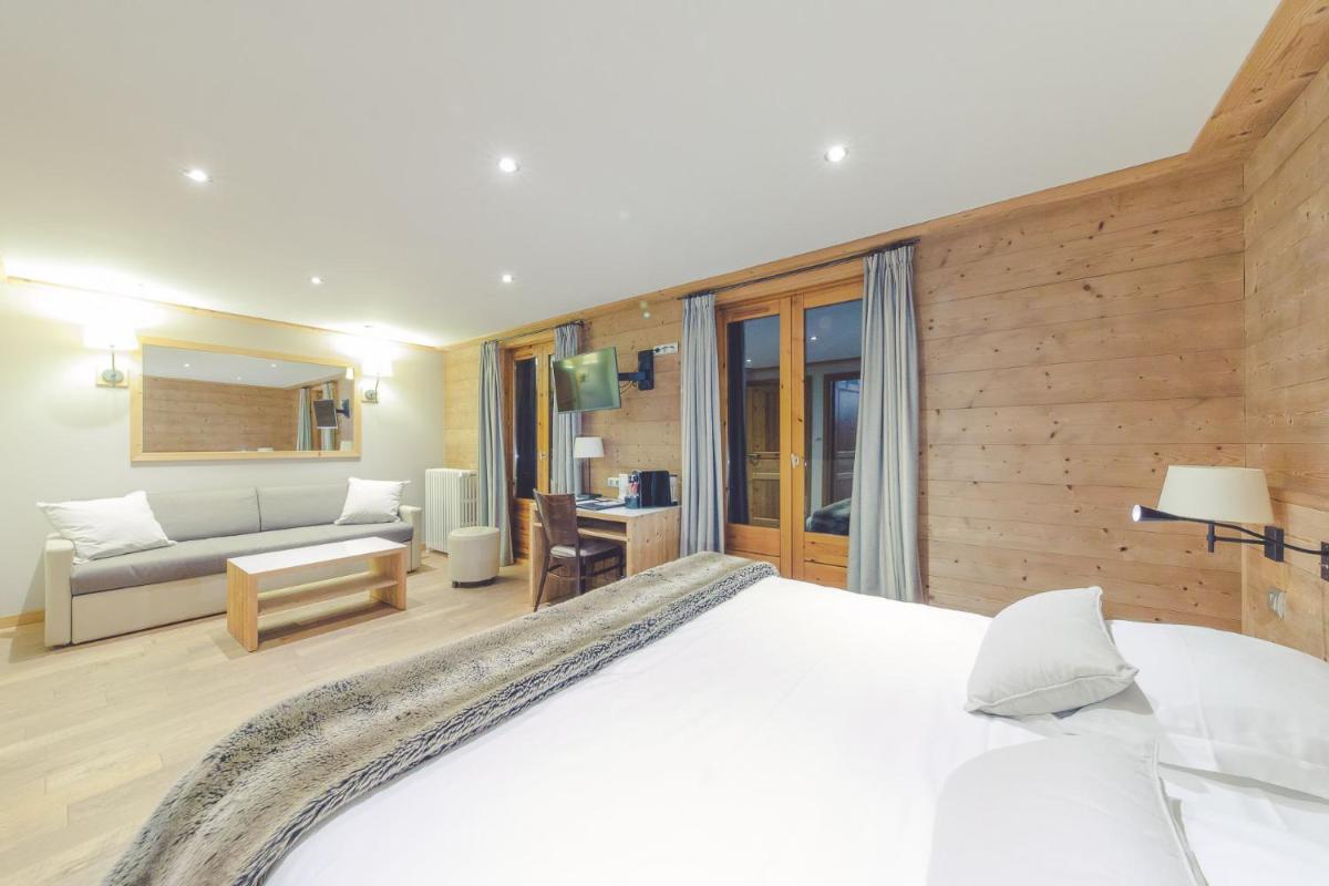 - une chambre avec un lit blanc et un salon dans l'établissement Fleur De Neige Châtel, à Châtel 71 autres photos