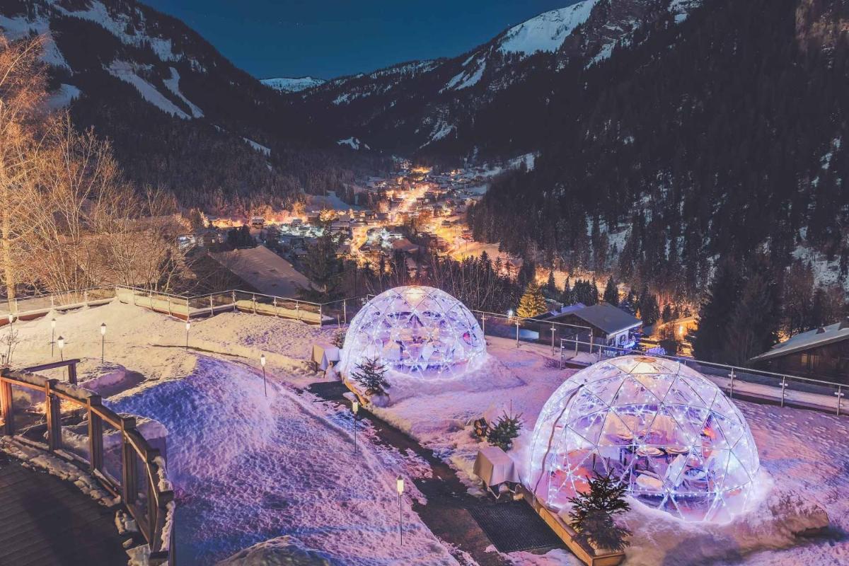 Vue générale sur la montagne ou vue sur la montagne depuis l'hôtel