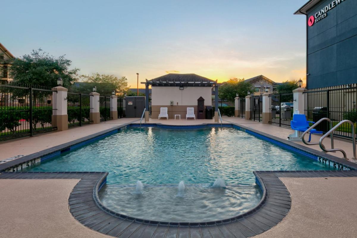Candlewood Suites Lake Jackson by IHG - Housity