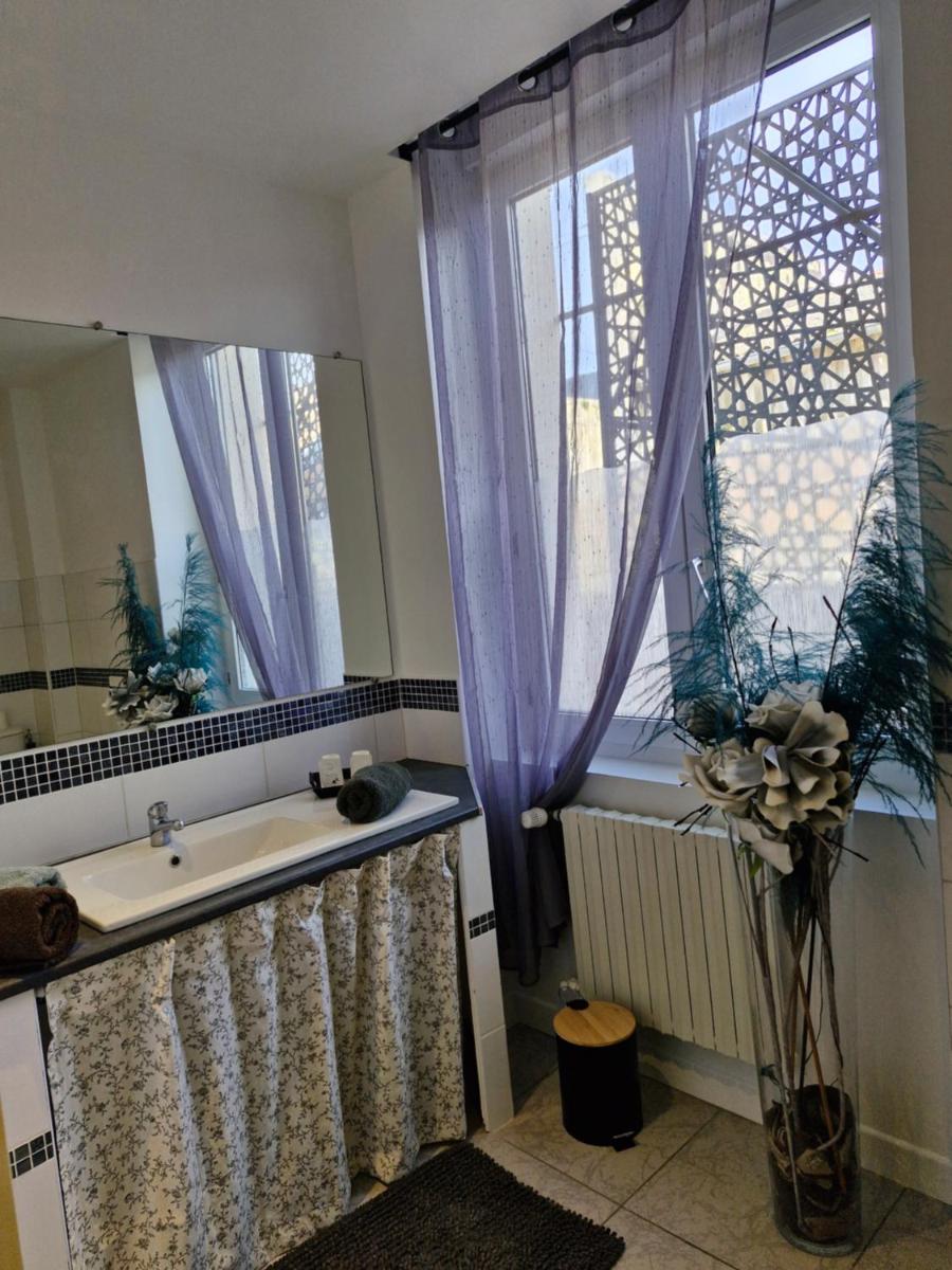 HÔTEL Le 6 3 Home PORT EN BESSIN Parking privé gratuit - Housity