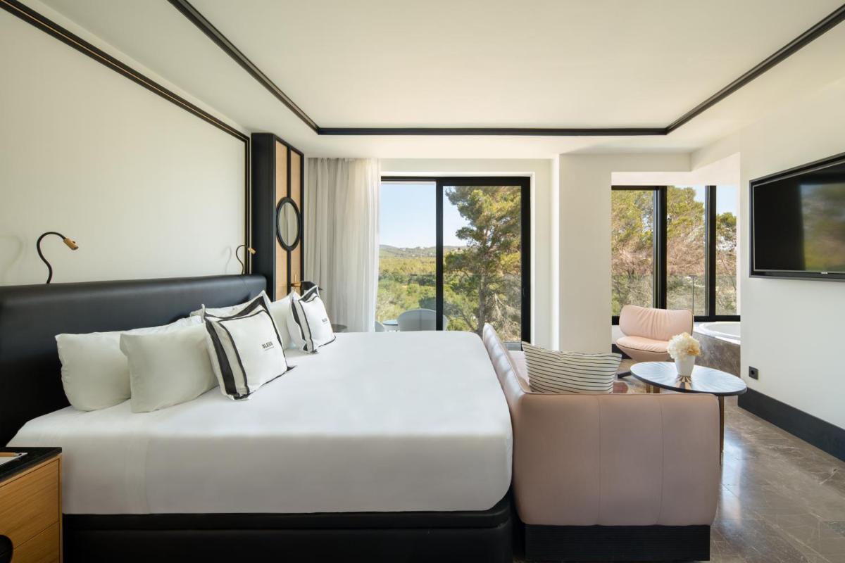 Cama o camas de una habitación en BLESS Hotel Ibiza - The Leading Hotels of The World