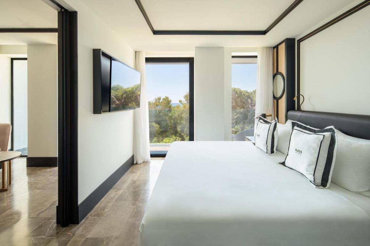 Cama o camas de una habitación en BLESS Hotel Ibiza - The Leading Hotels of The World