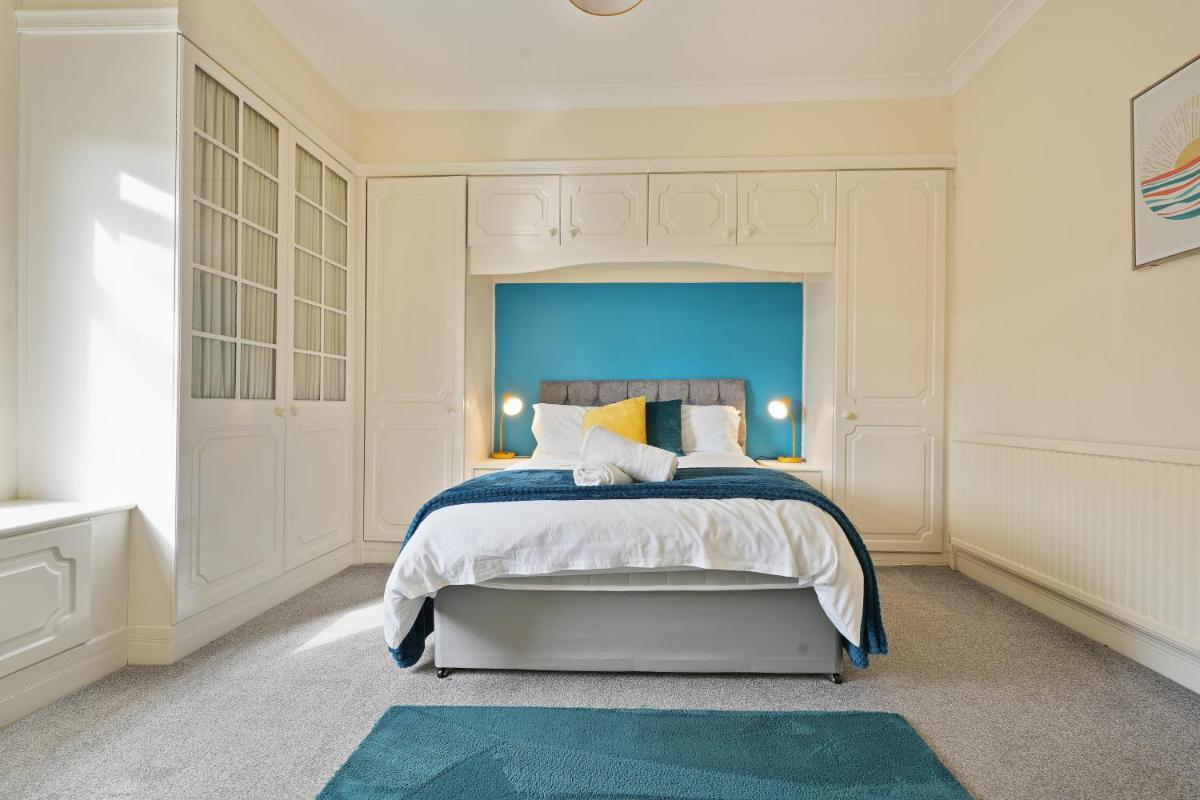 HILLTOP PLACE SUITES M1 J31 near PEAK DISTRICT - Housity