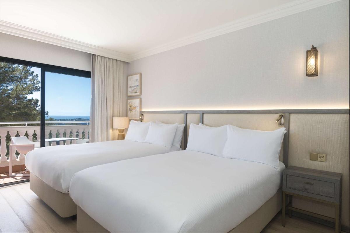 Cama o camas de una habitación en Hilton Mallorca Galatzo