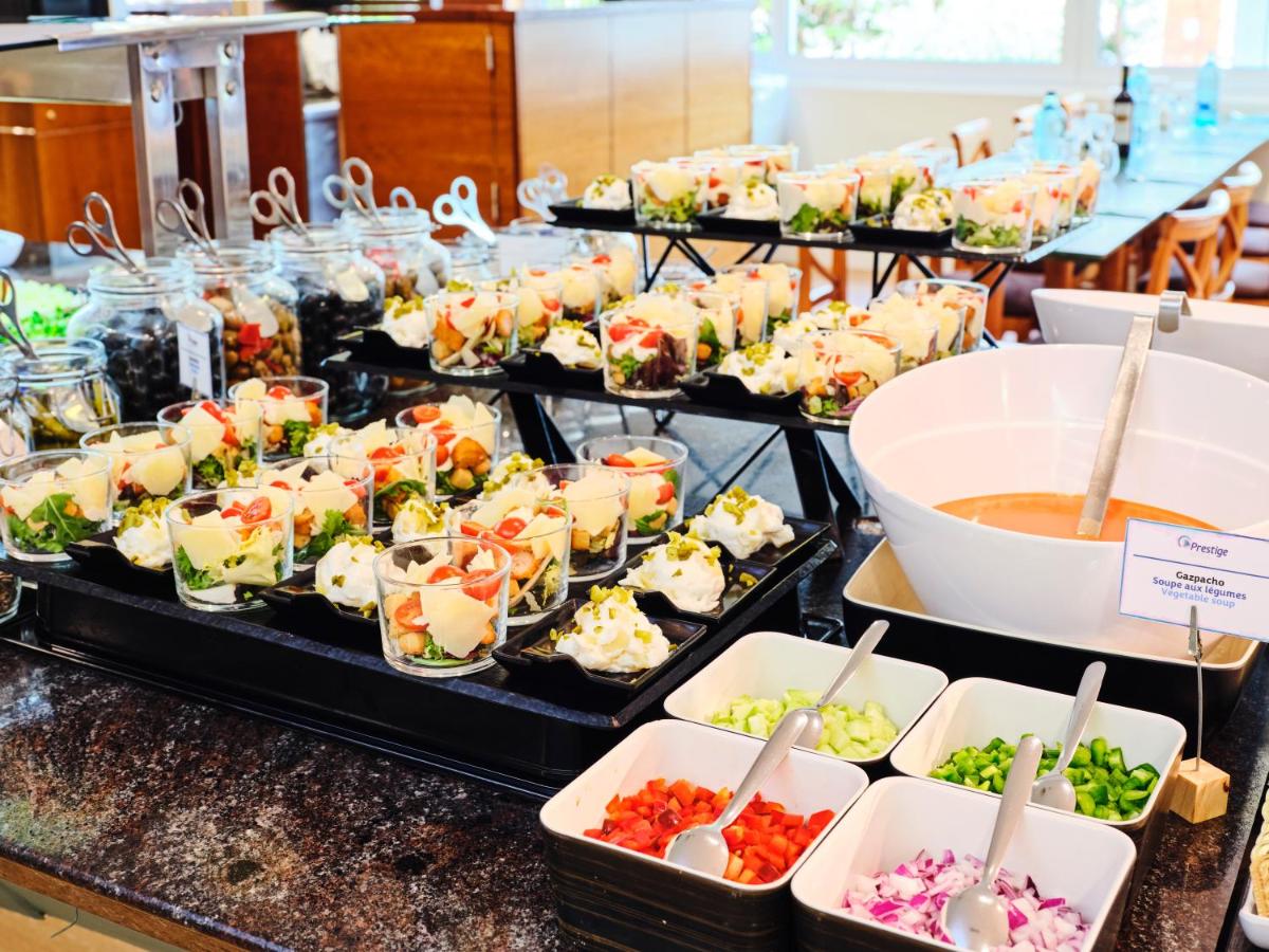 Comida en o cerca de este hotel
