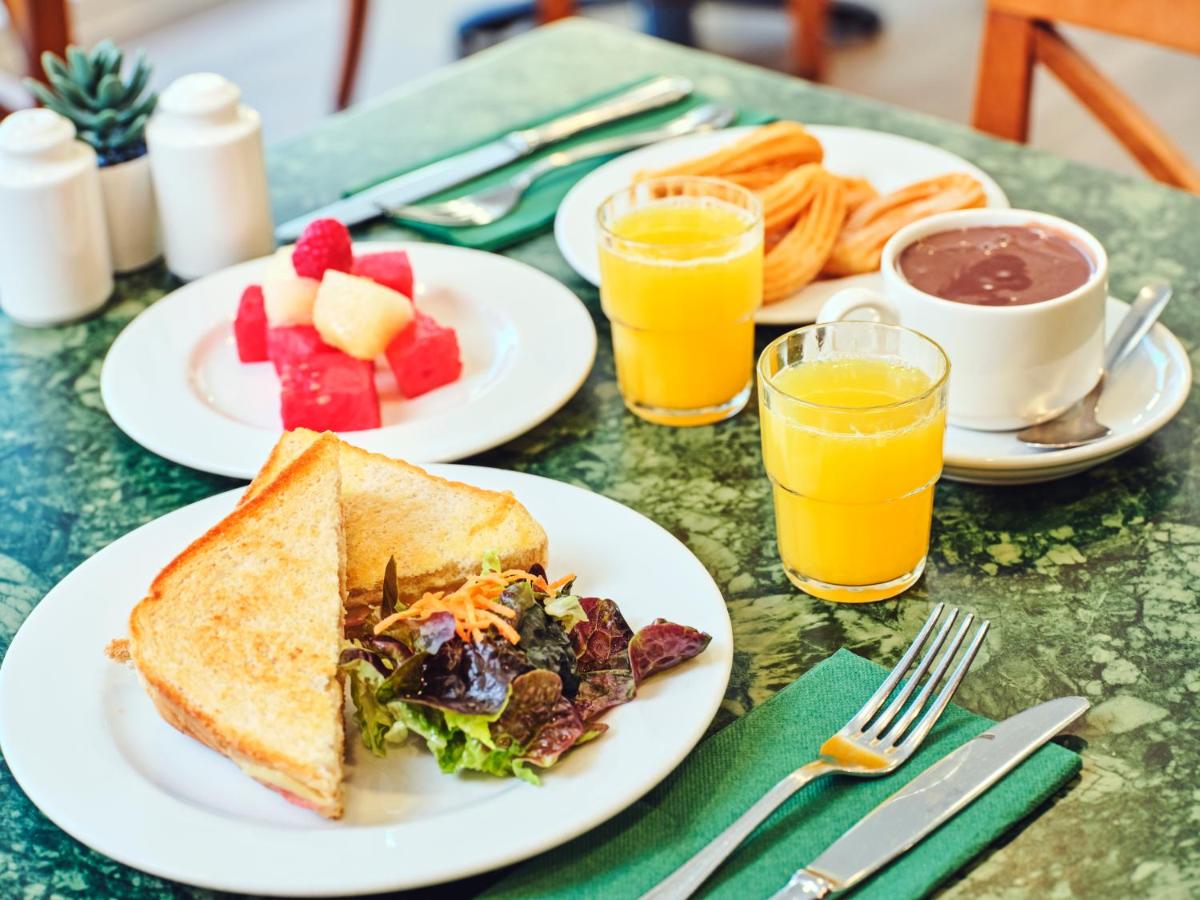 Comida en o cerca de este hotel
