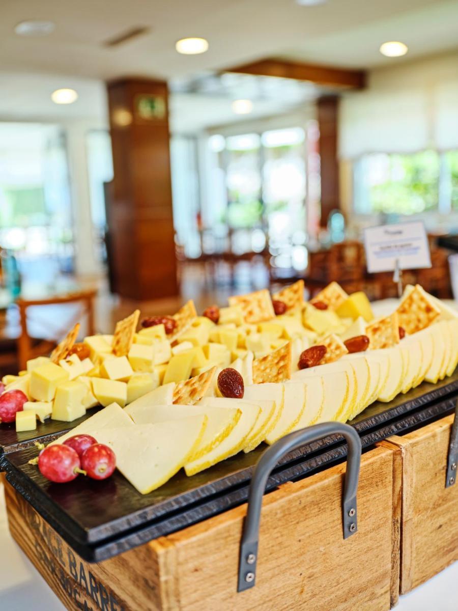 Comida en o cerca de este hotel