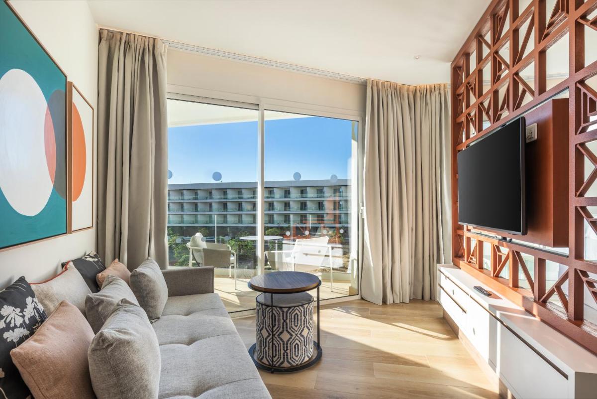 Una televisión o centro de entretenimiento en Barceló Playa Blanca