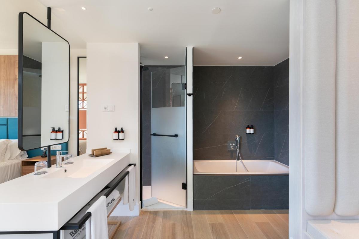 Un baño de Barceló Playa Blanca