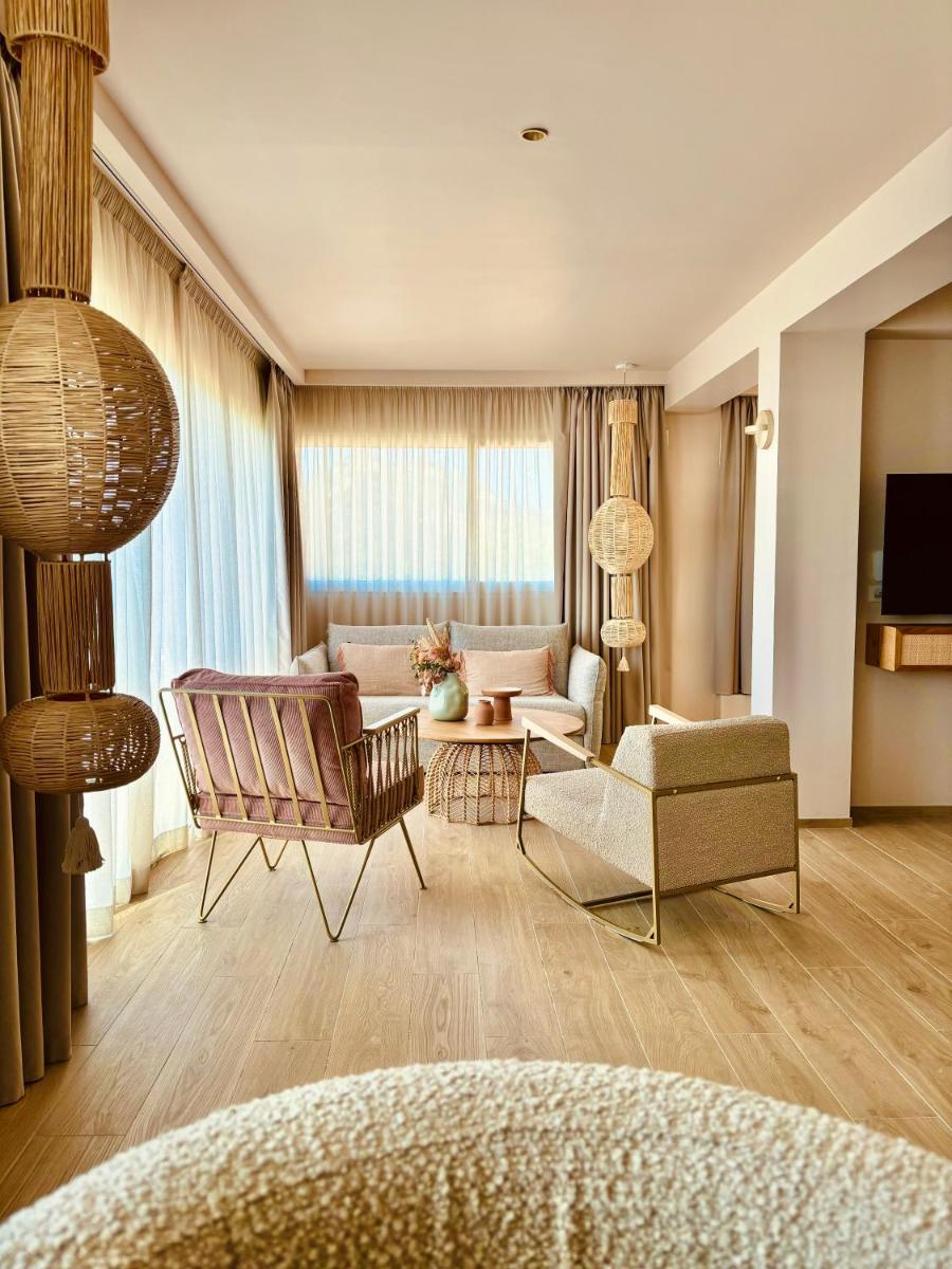 un salon avec un canapé et une chaise dans l'établissement Hotel Riva Beach, à Porto-Vecchio