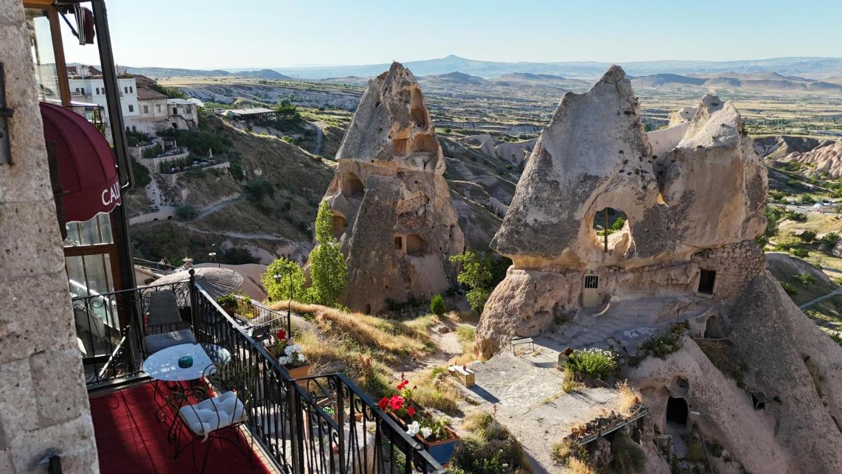 Caldera Cave Hotel & Restaurant - Housity