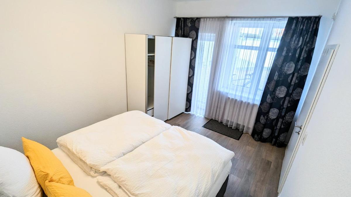 FeWo Urban Gotha-Apartment Friedenstein- Am Schlosspark- Parken an der der Tür- Barrierefrei, 900 Meter zum Bahnhof - Wallbox - Housity