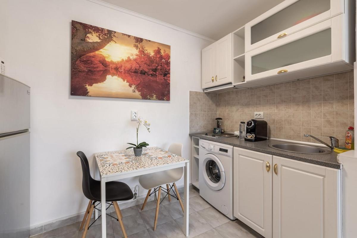 Downtown Victoria Studios By CityBookings - Housity