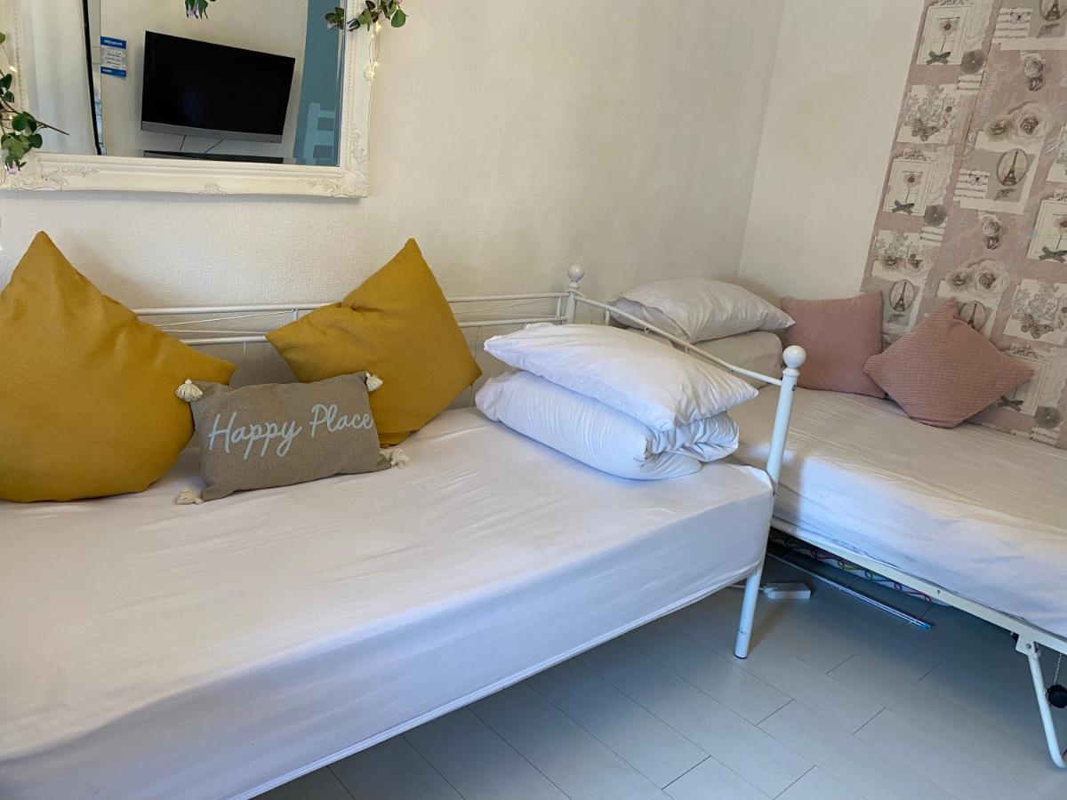 Happy Place with kitchenette- female only - Housity