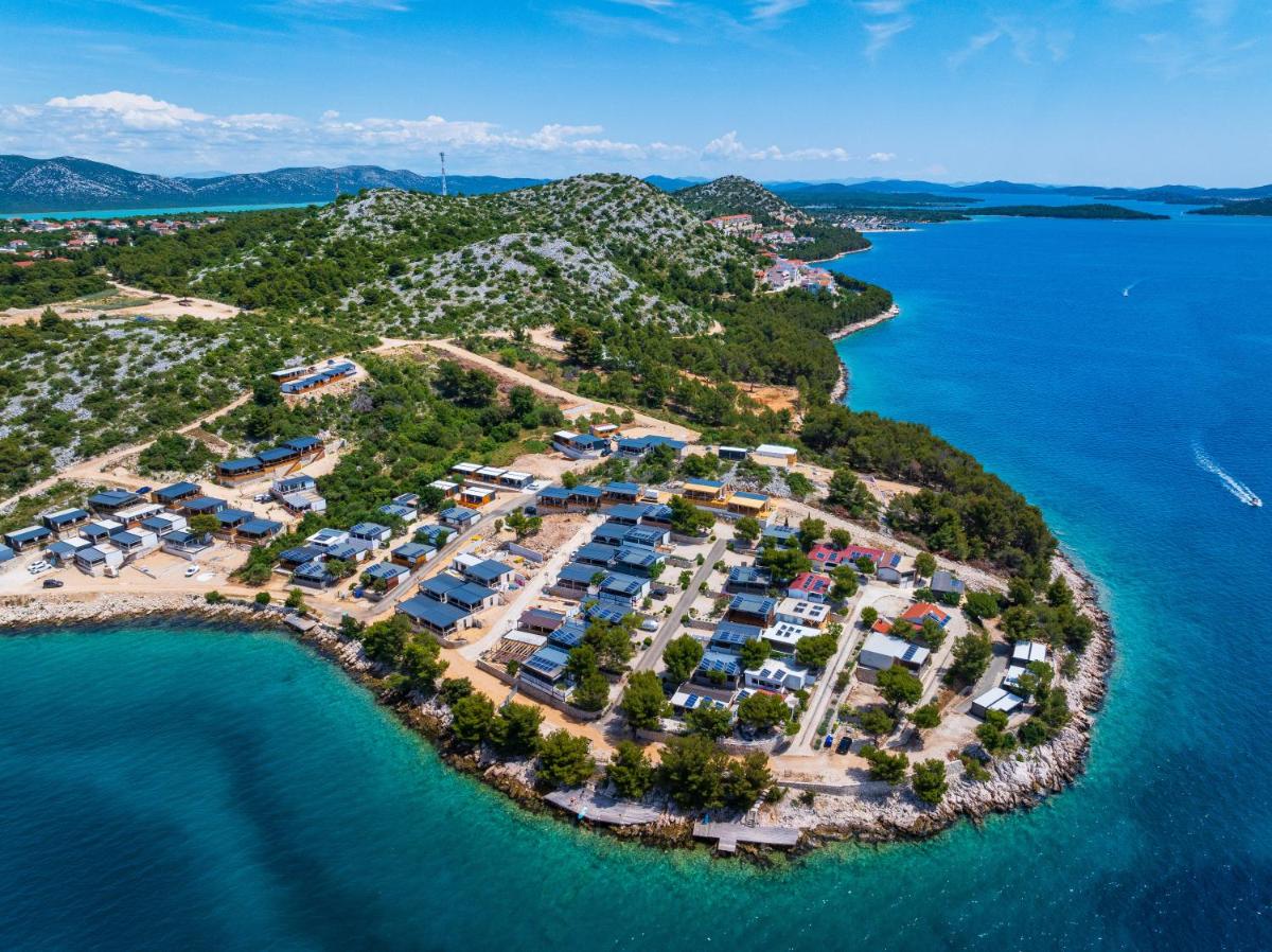 Dragon Bay - Falkor - Housity
