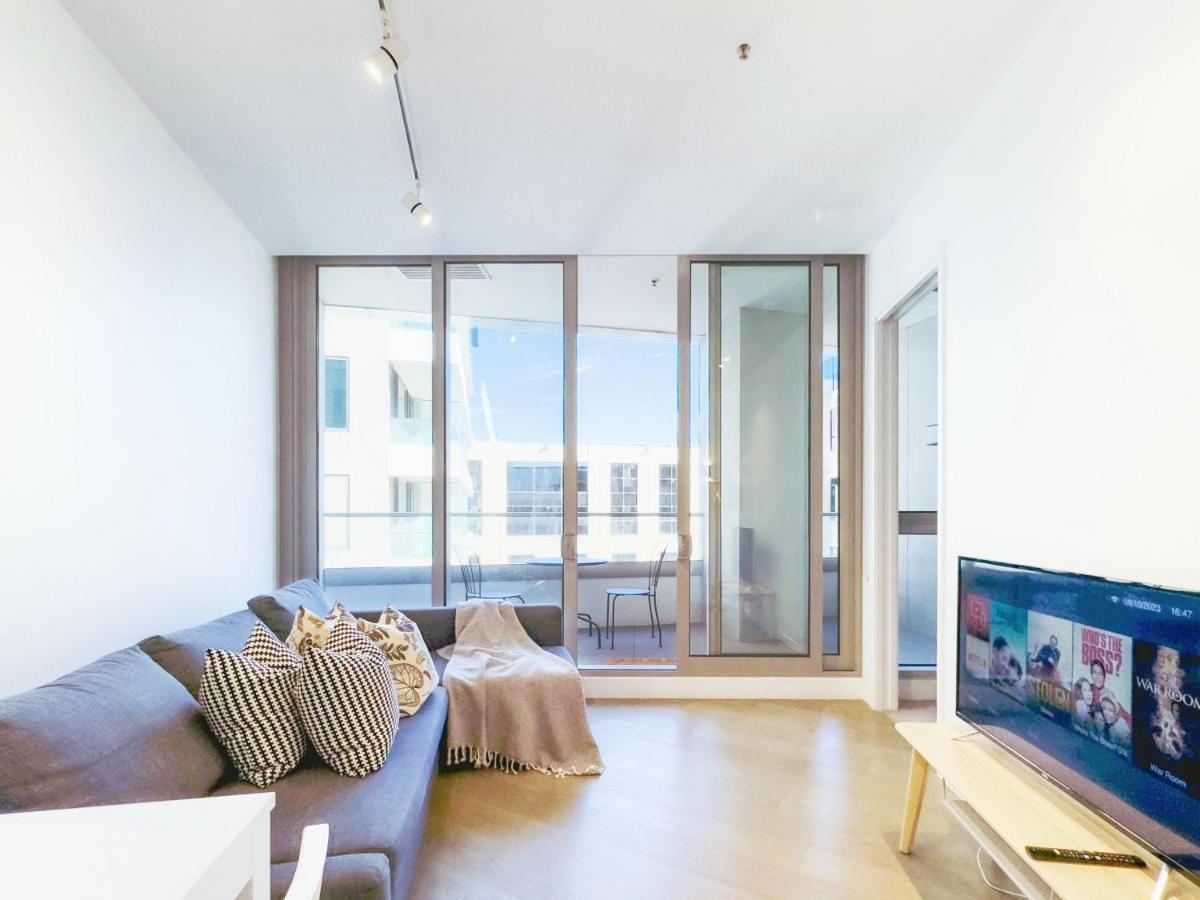 Fawkner Residence 1B2B condo Smart TV - Housity