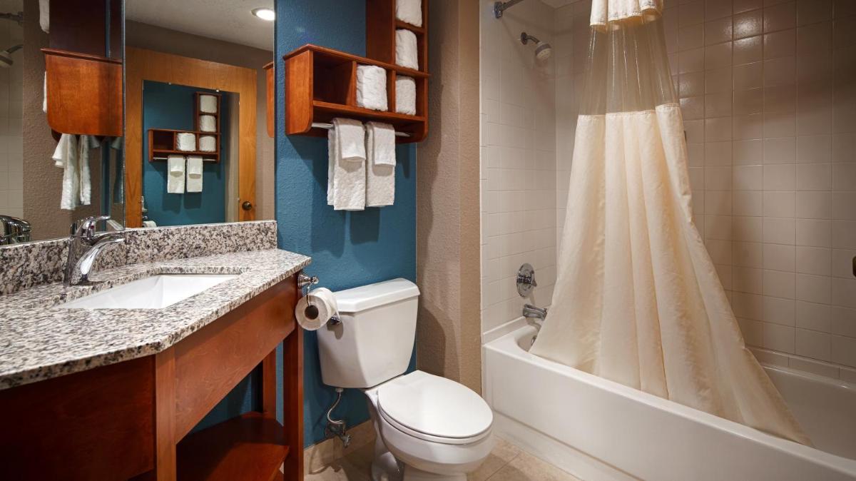 Days Inn by Wyndham Englewood Dayton Airport - Housity