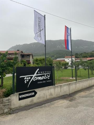 Kmetija Tomažič vinska klet - winery - Housity