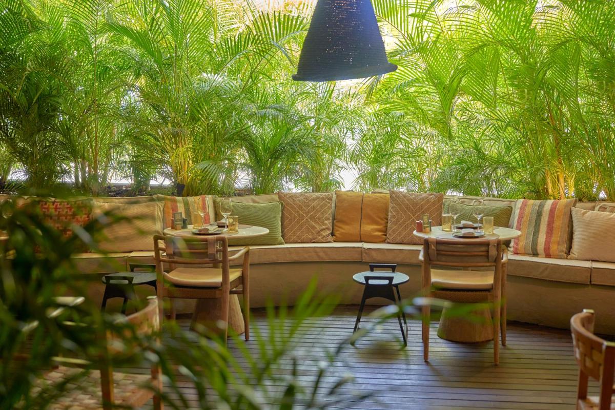 Um jardim no exterior de The Residence Porto Mare - PortoBay