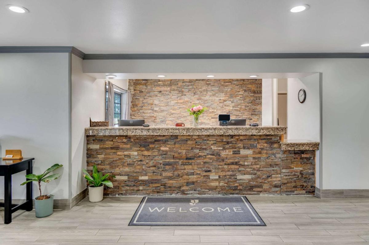 Country Inn & Suites by Radisson, Grand Rapids Airport, MI - Housity