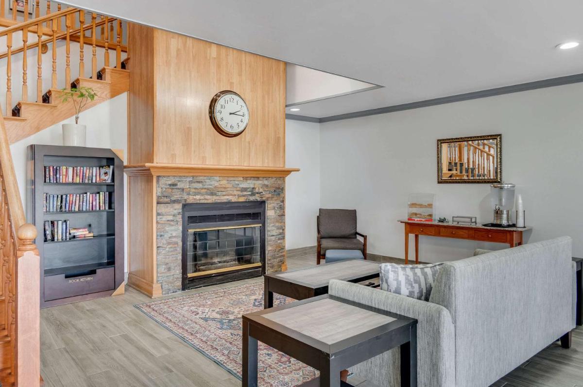 Country Inn & Suites by Radisson, Grand Rapids Airport, MI - Housity