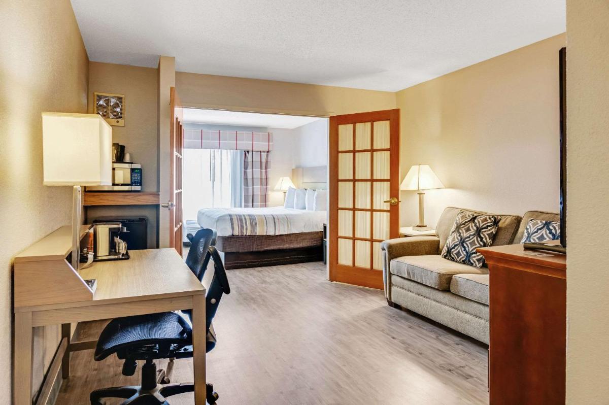 Country Inn & Suites by Radisson, Grand Rapids Airport, MI - Housity