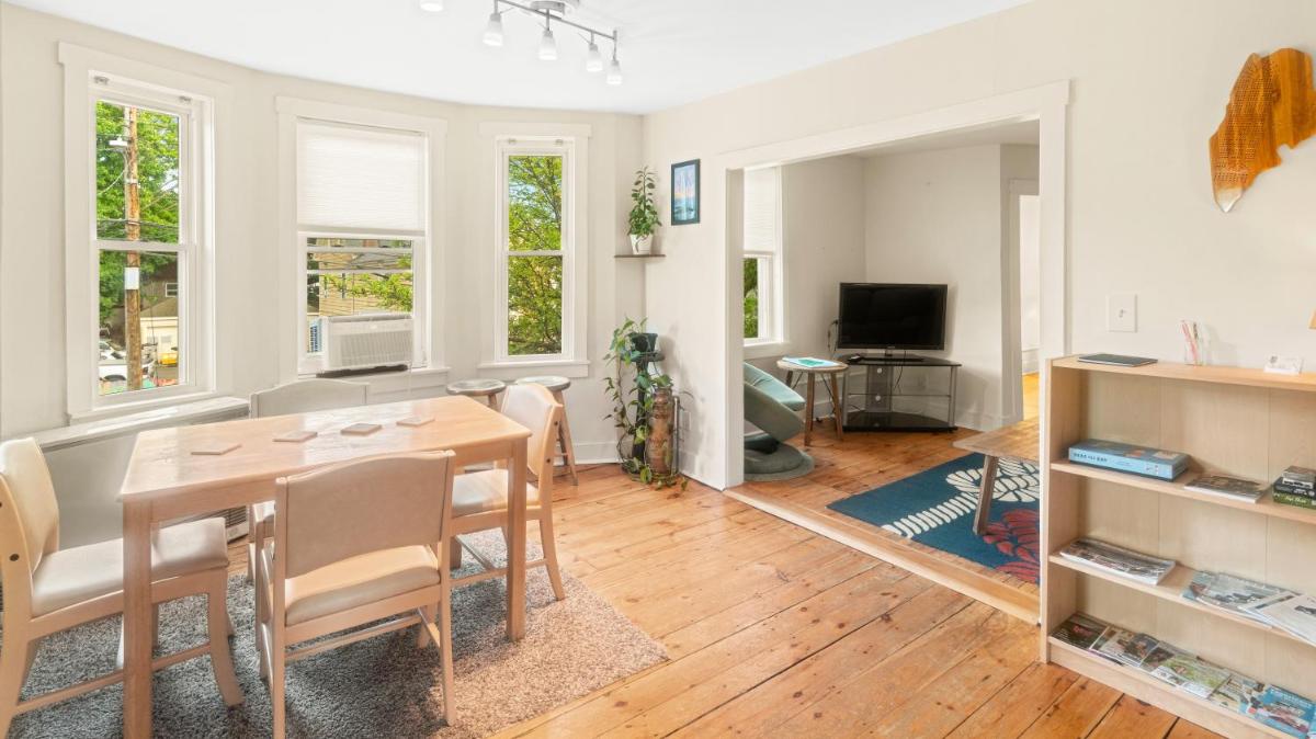 East end. Walk to food, beer and downtown fun. - Housity