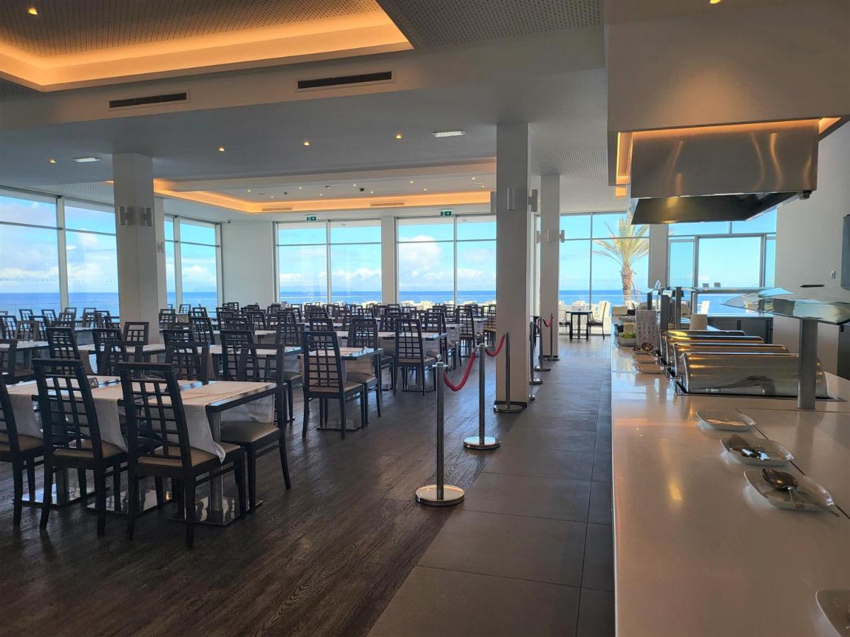 Um restaurante ou outro lugar para comer em Hotel Roca Mar