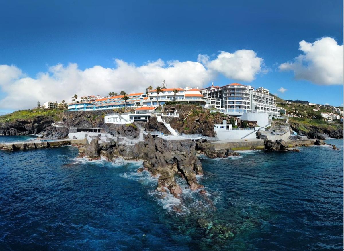 vista de um resort a partir da água em Hotel Roca Mar no Caniço