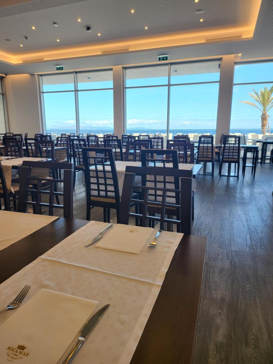 Um restaurante ou outro lugar para comer em Hotel Roca Mar