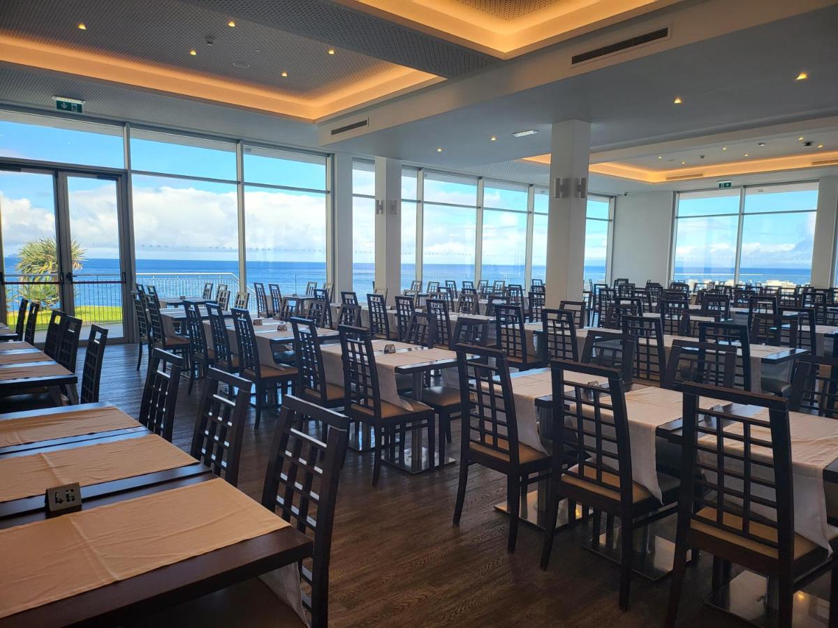 Um restaurante ou outro lugar para comer em Hotel Roca Mar