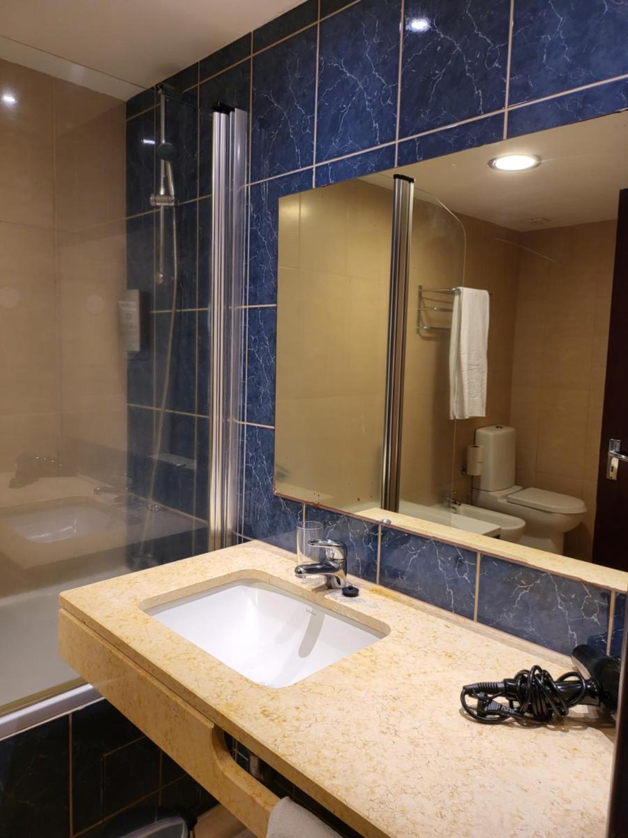 Uma casa de banho em Hotel Roca Mar