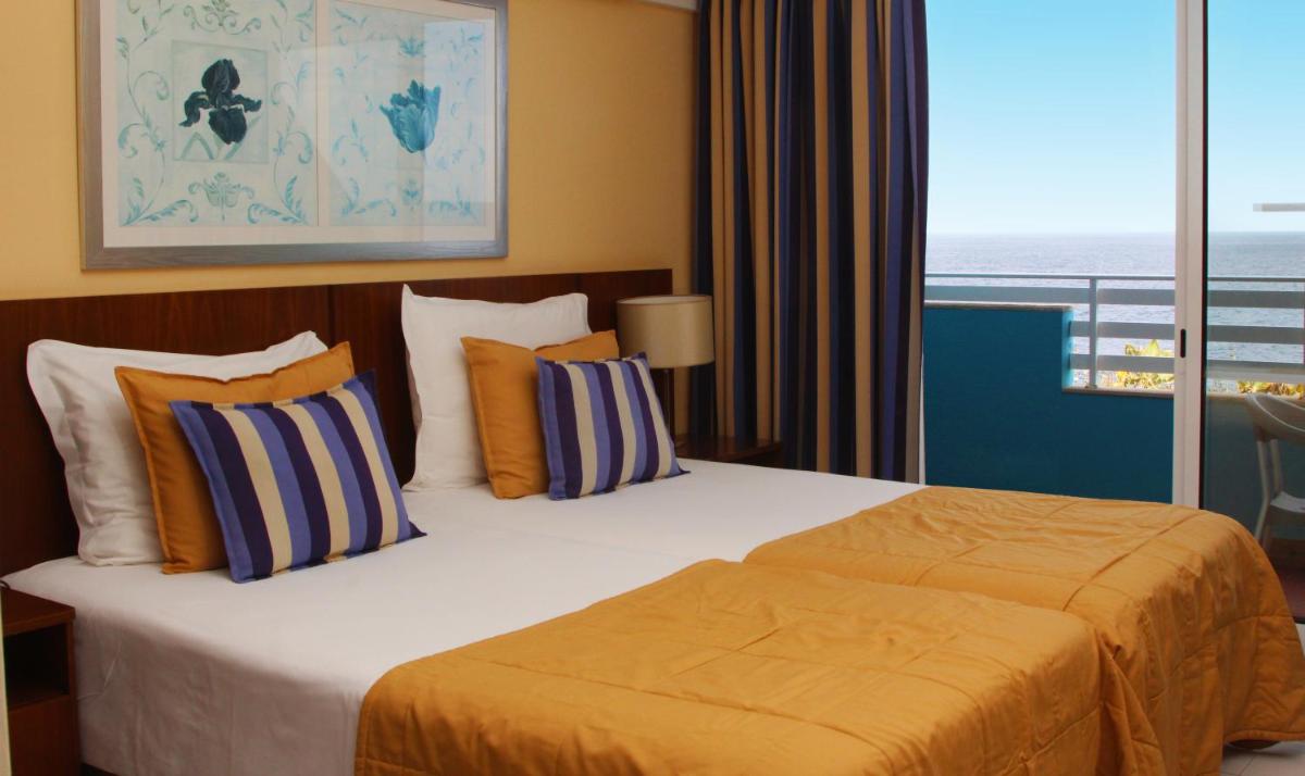 Uma cama ou camas num quarto em Hotel Roca Mar