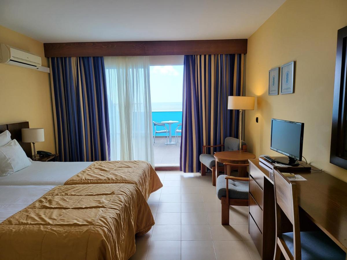 Uma cama ou camas num quarto em Hotel Roca Mar