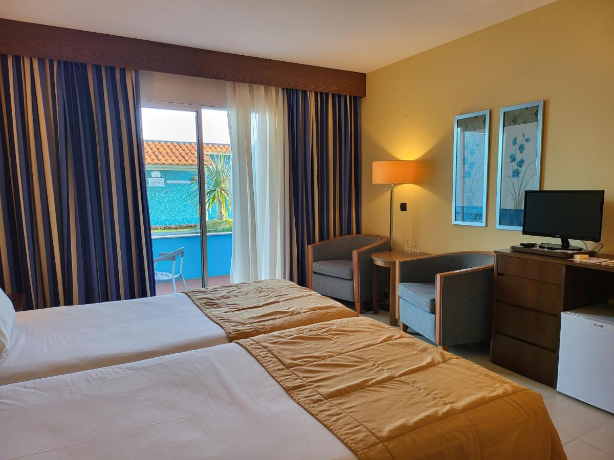 Uma cama ou camas num quarto em Hotel Roca Mar