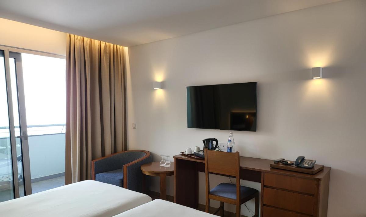 Uma cama ou camas num quarto em Hotel Roca Mar