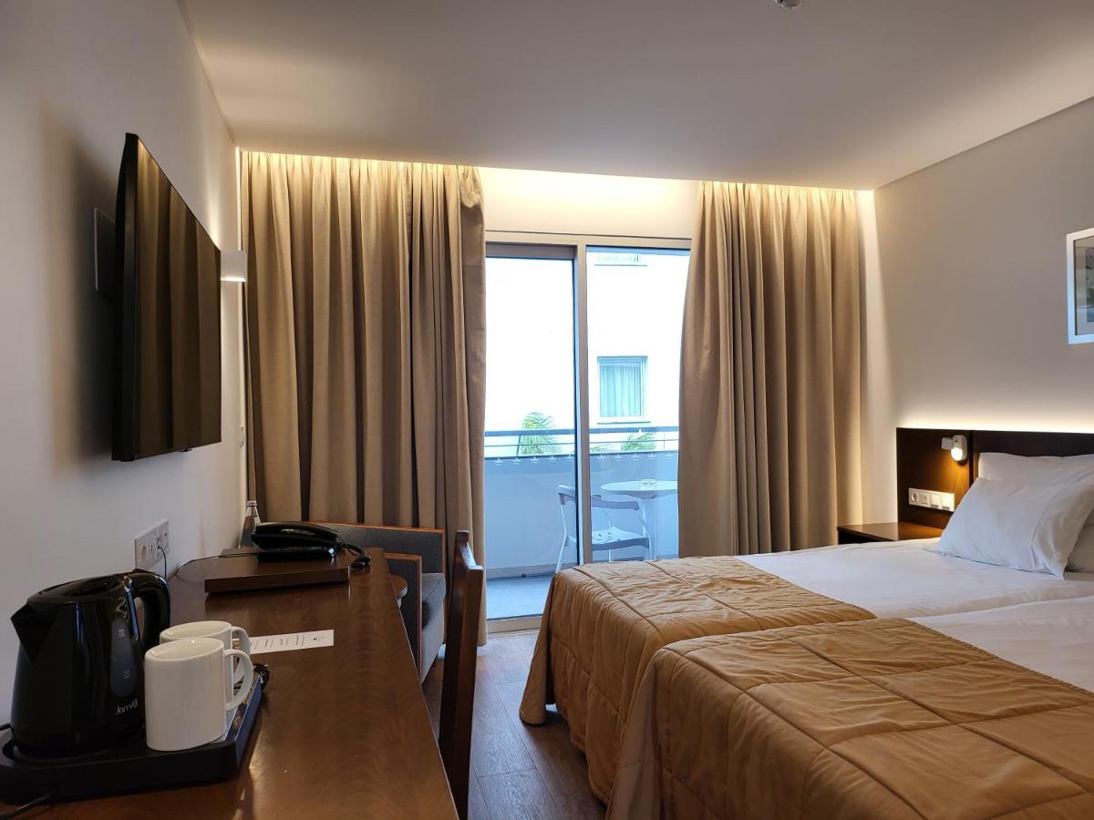Uma cama ou camas num quarto em Hotel Roca Mar